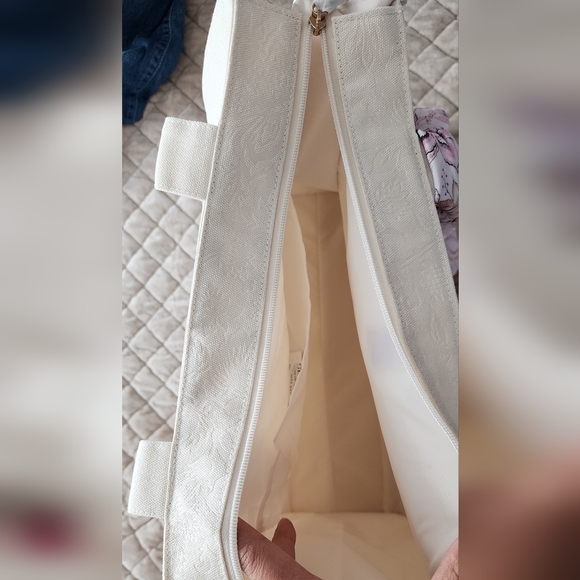 Victoria's Secret White Tote Bag with Floral Scarf - Picture 7 of 8